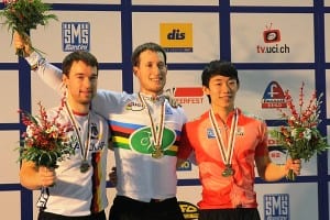 Der Liemer Simon Puls (von links) mit dem erstplatzierten Michael Niedermeier aus Bayern sowie dem Bronzemedaillengewinner Wong Chin To aus Hongkong. (© Liemer RC) 