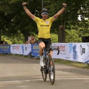 Martin Ritterbach siegt im gelben Trikot als Führender des NRW Rennrad Cup – ein Hauch von Tour de France!) 